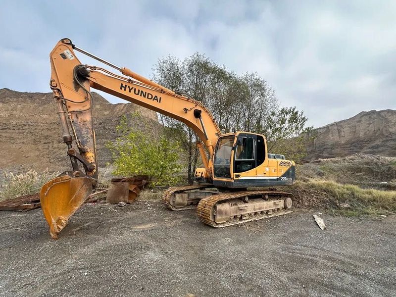 Hyundai 220 ekskavator sotiladi Hyundai 220 ekskavator sotiladi