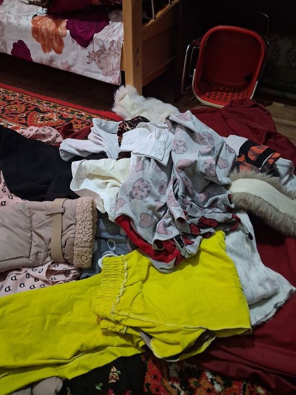 Otdam veshi b/u chistie 2 kurtki xalati teplie triko platya Otdam veshi b/u chistie 2 kurtki xalati teplie triko platya