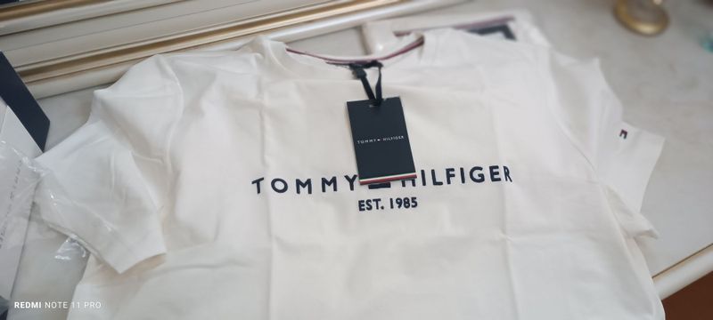 В наличии футболки от бренда Tommy Hilfiger