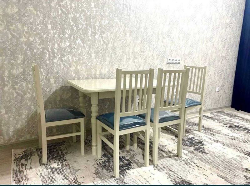 Продаётся кухонный гарнитур стол и стулья Продаётся кухонный гарнитур стол и стулья