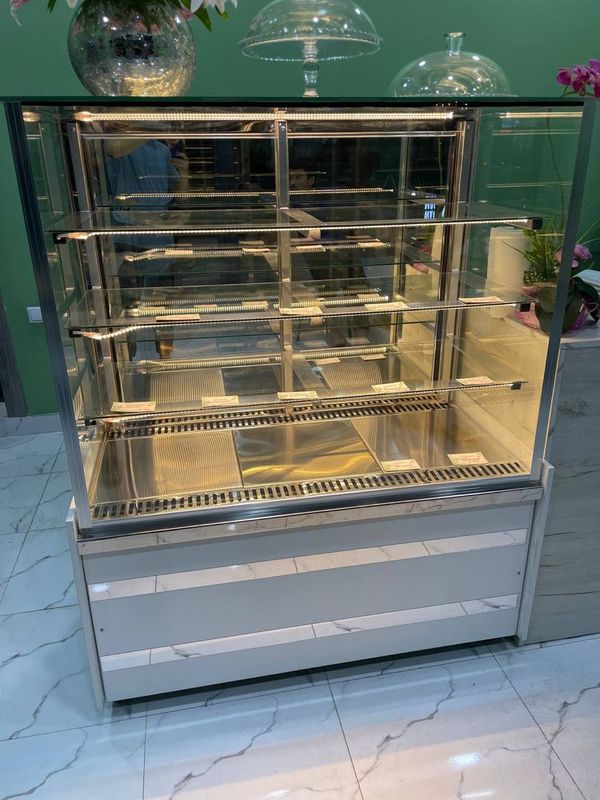 Vitrina haladilnik 4ta polkalik zo’r ishlidi Vitrina haladilnik 4ta polkalik zo’r ishlidi