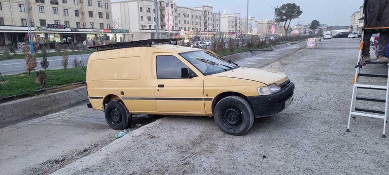 Ford eskord sotiladi 1993 yil Ford eskord sotiladi 1993 yil