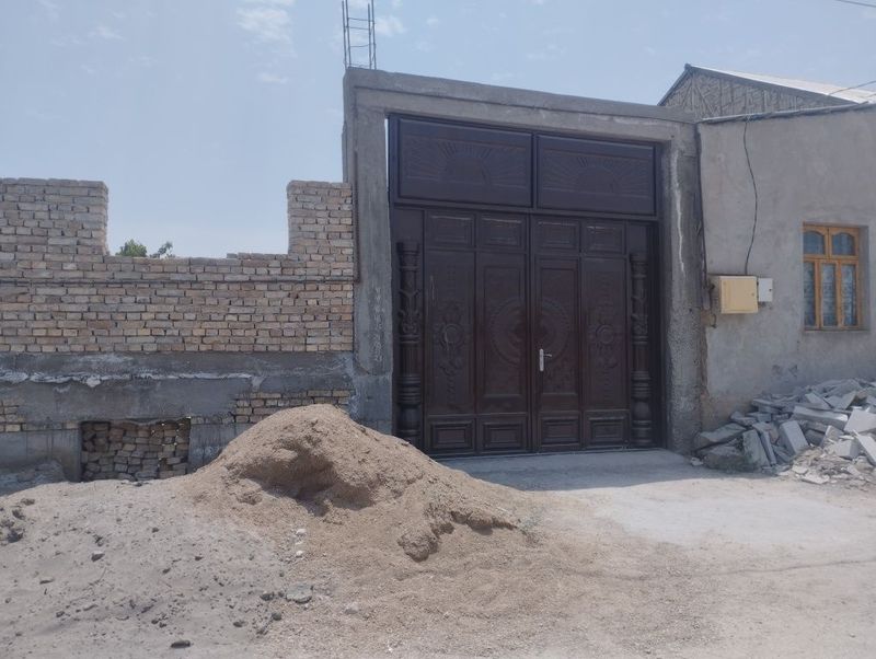 Hovli sotiladi holati yaxshi Hovli sotiladi holati yaxshi