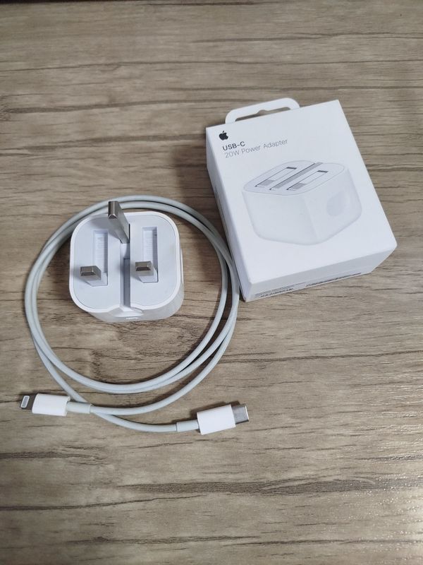 зарядка iPhone Adapter 20 w + USB-C charge cable омплект зарядка iPhone Adapter 20 w + USB-C charge cable омплект