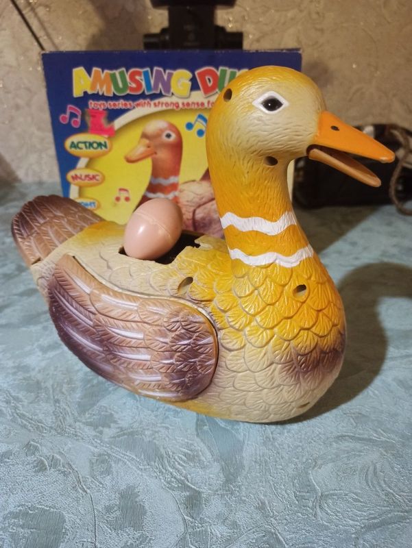 Игрушка утка, которая несет яйца на батарейках