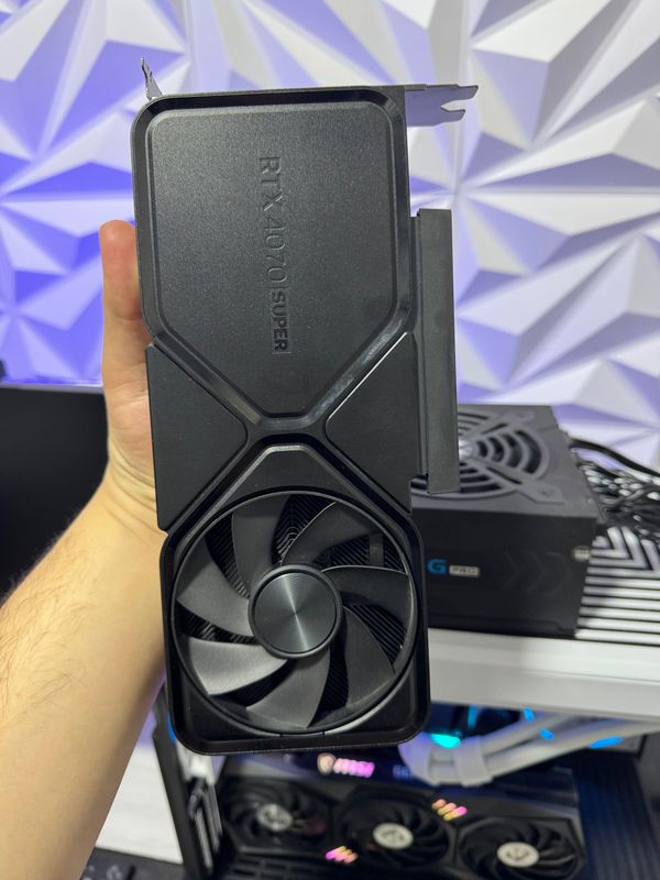 Founders edition RTX4070SUPER 12GB (1oy ishlagan) Founders edition RTX4070SUPER 12GB (1oy ishlagan)