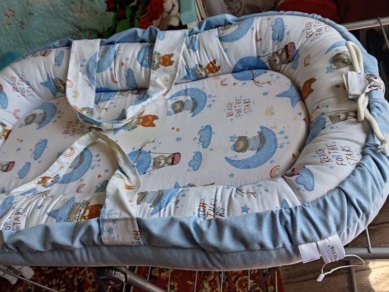 Продам переноску для малышей, краску для волос,слюнявчик с новым боди
