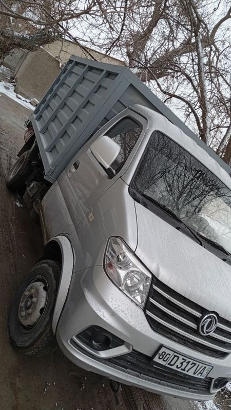 Dongfeng yuk mashinasi Dongfeng yuk mashinasi