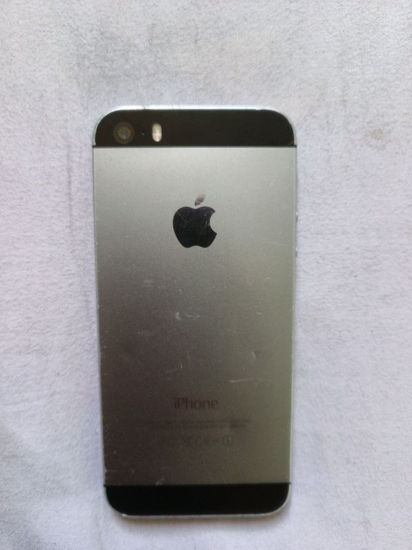 Buzilgan IPhone sotiladi - faqat Telefon (no document)