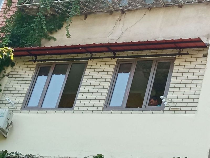 Устанавливаем козырьки Устанавливаем козырьки