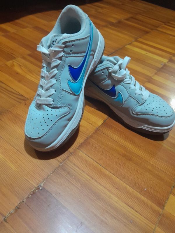 Кроссовки Nike на шнурках. Кроссовки Nike на шнурках.