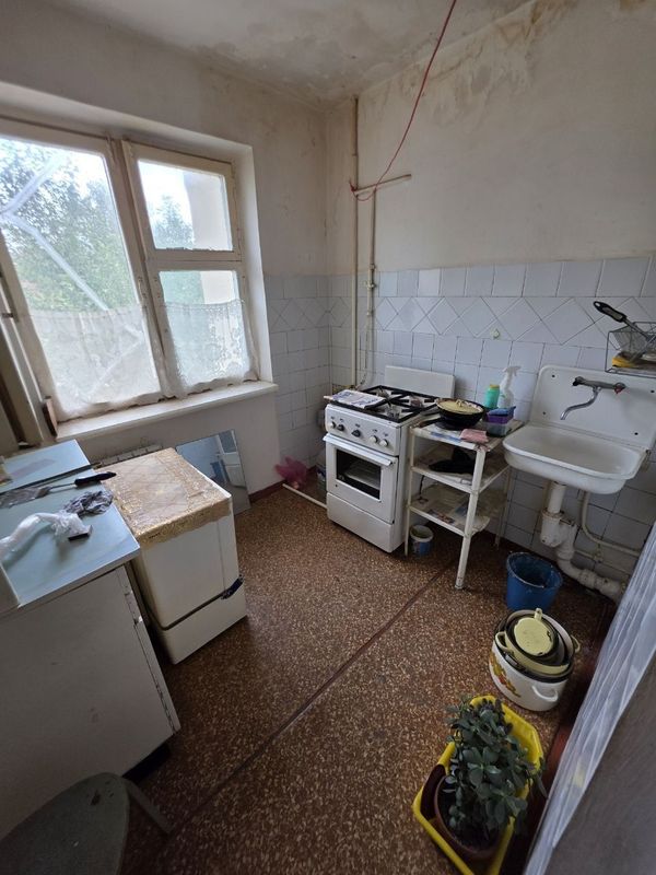 Срочно продаётся 1 ком кв в чирчике 1 мкн 3 этаж около базарчика Срочно продаётся 1 ком кв в чирчике 1 мкн 3 этаж около базарчика