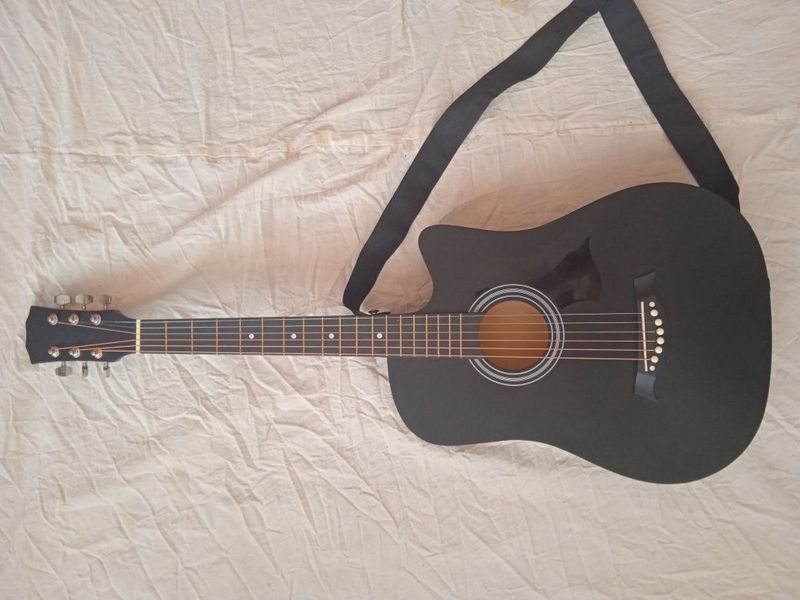 Gitara yangi ishlatilmagan