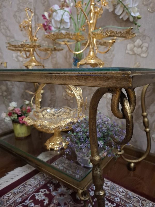 Продаю стол из кованного железа , очень прочный и долговечный.
