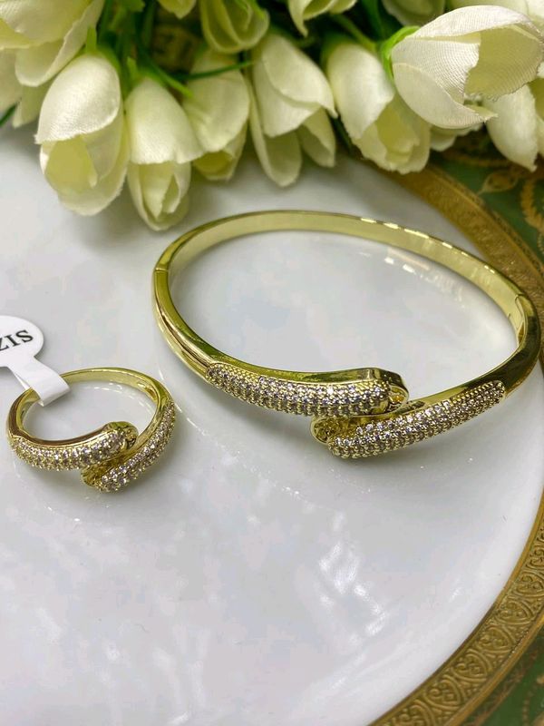 komplekt tilla bilan 1:1 ishlangan komplekt tilla bilan 1:1 ishlangan