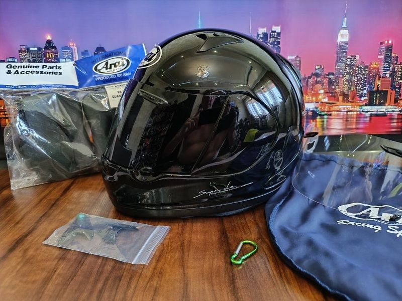Мото шлем от Японского бренда ARAI RX-Q Мото шлем от Японского бренда ARAI RX-Q
