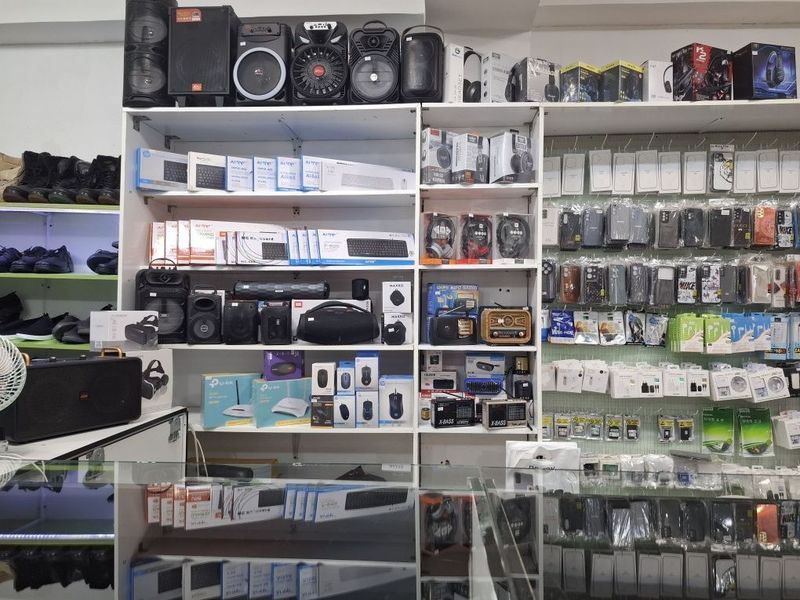 Ijaraga beriladi telefon usta xona va telefon akssasuarlar sotishga jo Ijaraga beriladi telefon usta xona va telefon akssasuarlar sotishga jo