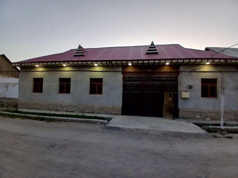Karmana tumani Navro‘z mahallasida hovli sotiladi