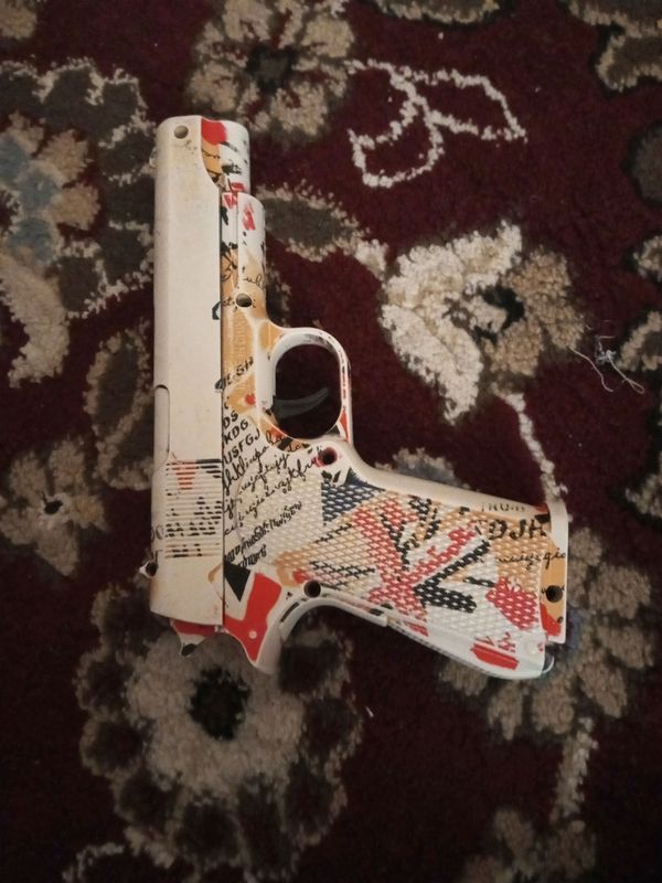 oʻyinchoq pistolet oʻyinchoq pistolet