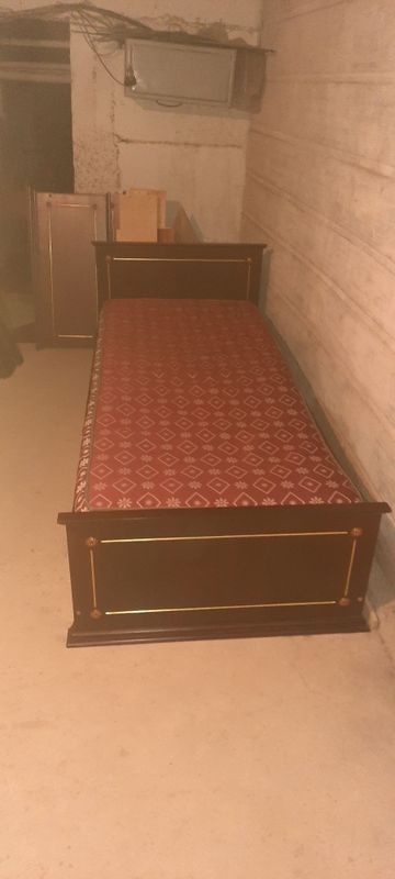 Продаётся одинарный спальний кровать 2 штуки Продаётся одинарный спальний кровать 2 штуки