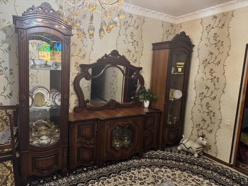 Kamot, Stenka idishlarsiz, Stol va stul hammasi o'rta holatda Kamot, Stenka idishlarsiz, Stol va stul hammasi o'rta holatda