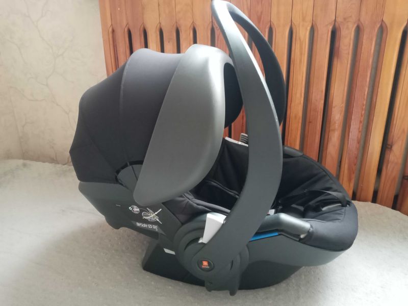 Be safe izi go Автокресло отличном состоянии крепится на шасси Stokke