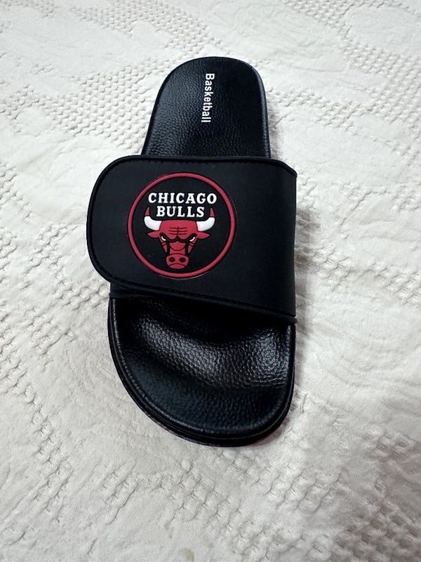 Мужской тапочка CHICAGO BULLS NEW Мужской тапочка CHICAGO BULLS NEW