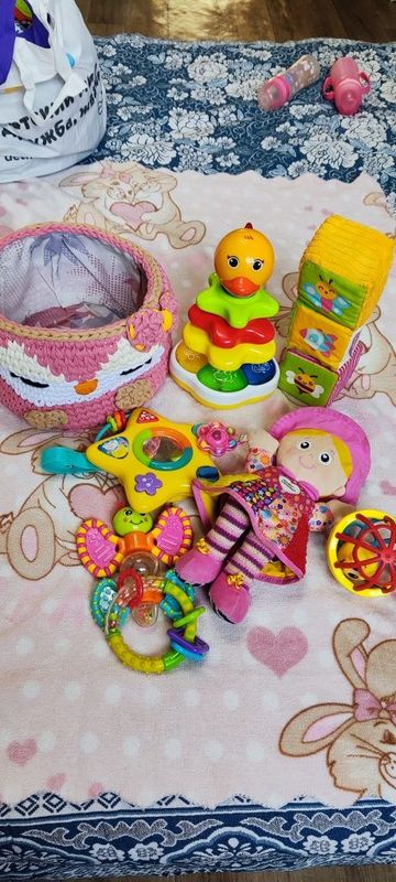 Игрушки и корзинка для игрушек. Игрушки и корзинка для игрушек.