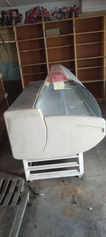 Vitrina xoladilnik srochni sotiladi Vitrina xoladilnik srochni sotiladi