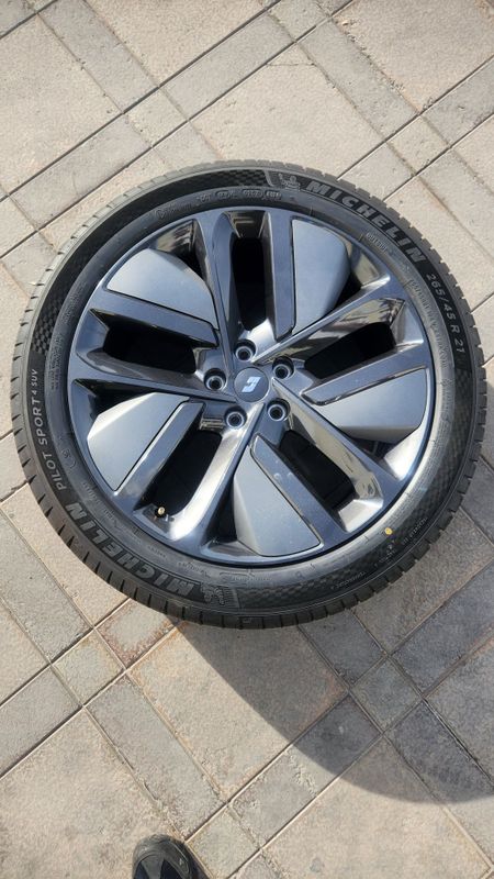 Колеса от lixiang L9 Michelin pilot sport.