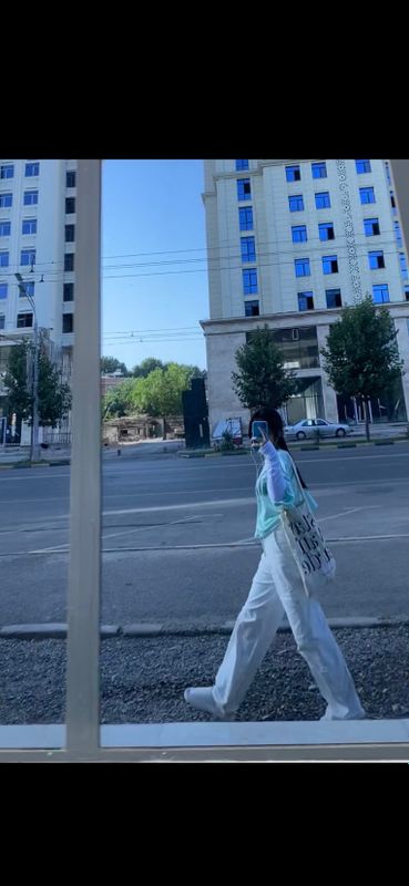 Y2k stildagi oq shim kiyilgan Y2k stildagi oq shim kiyilgan