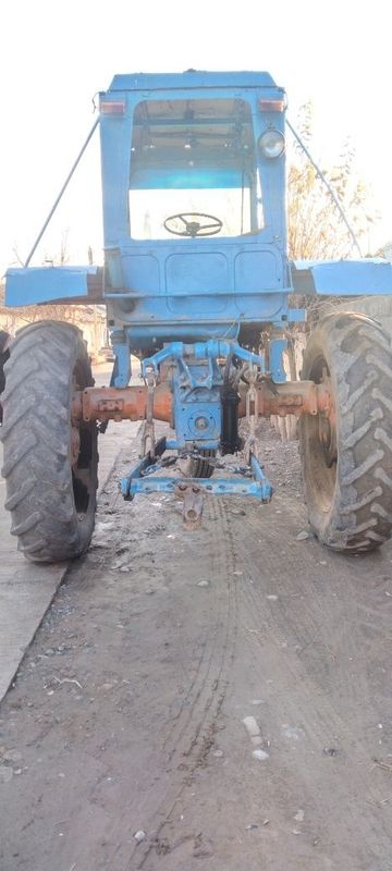 Traktor surishni sotiladi holati yaxshi akmlyatori yuq