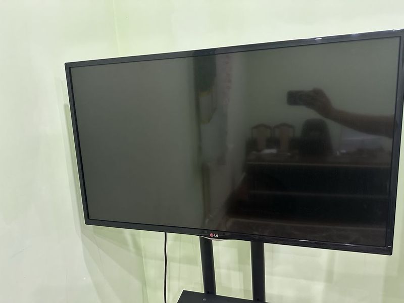 Televizor Katta ekranli smart emas Televizor Katta ekranli smart emas