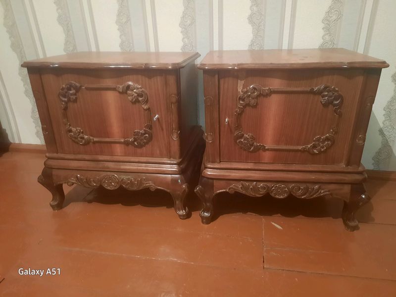 Продаются пара прикроватной тумбы произв. румынии Продаются пара прикроватной тумбы произв. румынии