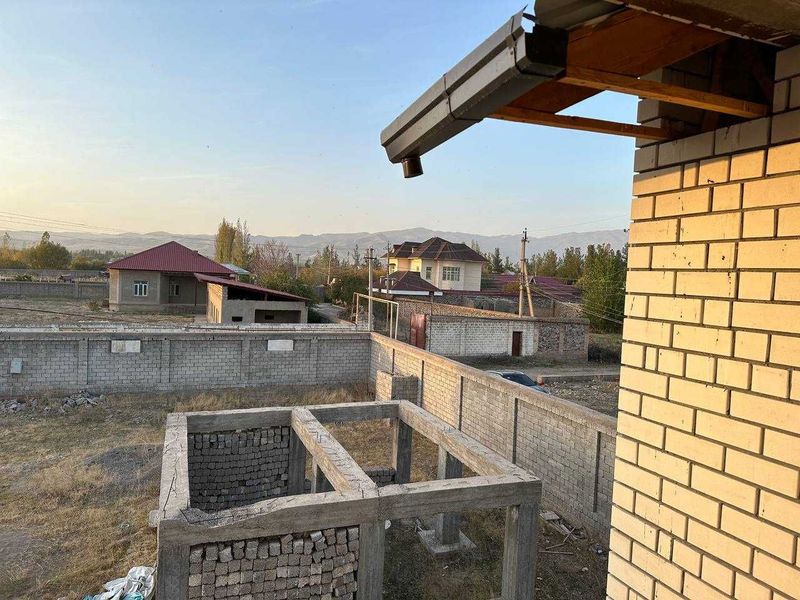 Думалокда. Бинони размери 18,5 узунлиги, 13,5 энига. Думалокда. Бинони размери 18,5 узунлиги, 13,5 энига.