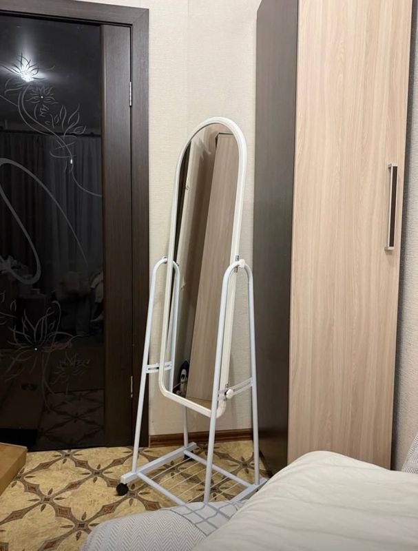 Вертикальное зеркало с рамой, чёрное Вертикальное зеркало с рамой, чёрное