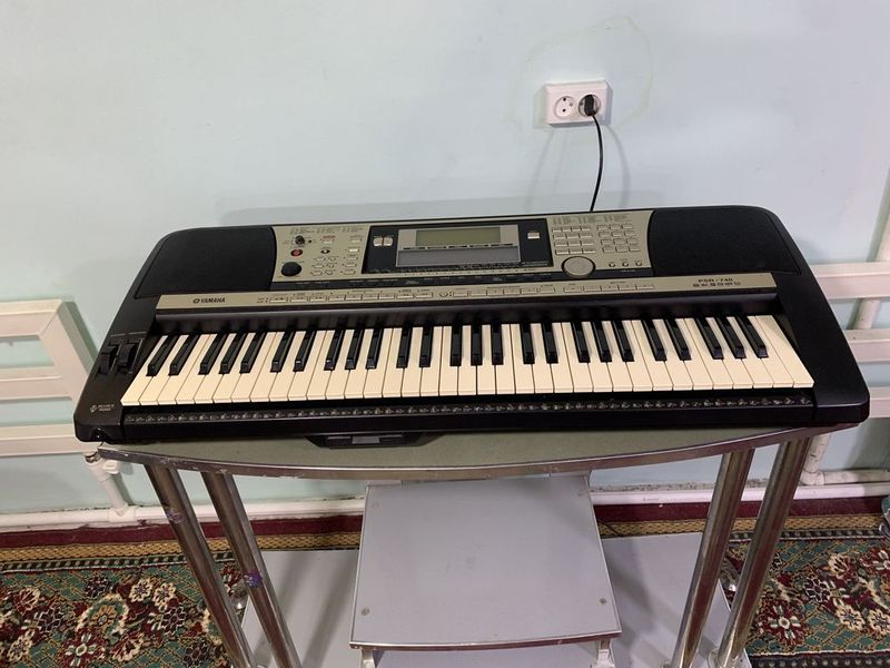 Yamaha psr 740 .