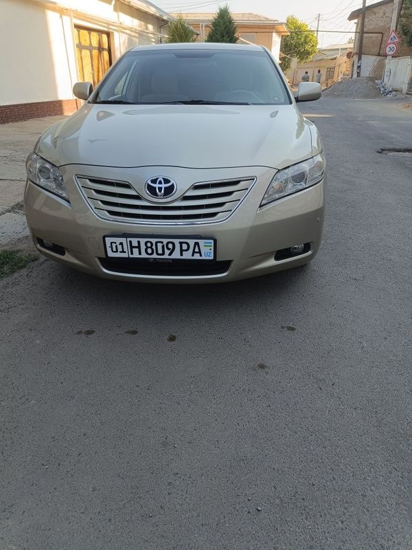 Toyota Camry sotiladi.