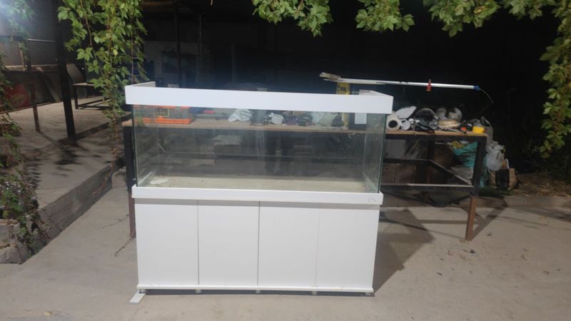 akvarium sotiladi. yengi turib qogan polniy bitmagan eshilarini qotiri akvarium sotiladi. yengi turib qogan polniy bitmagan eshilarini qotiri