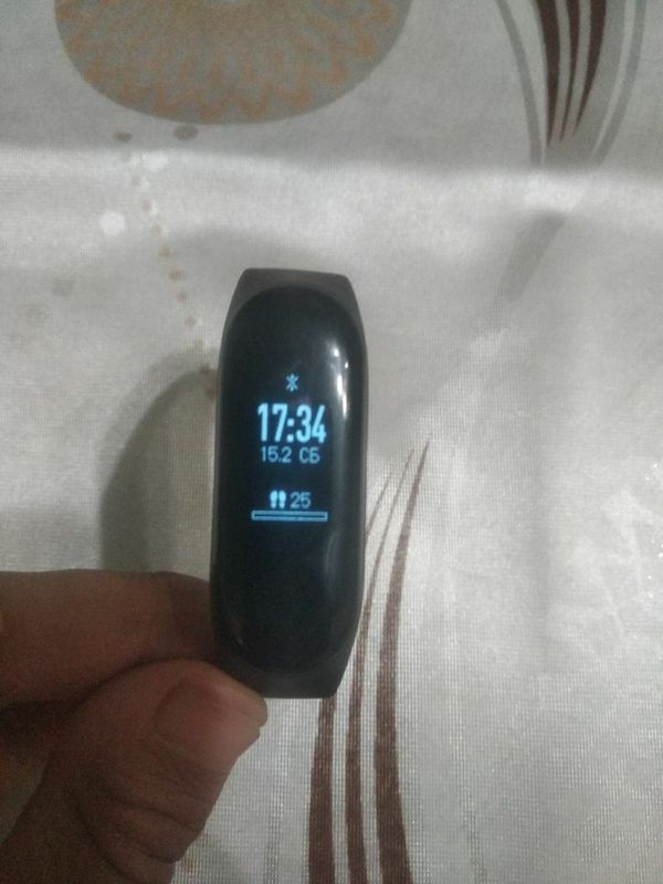 Mi band 3 Orginal ishlatgan odam farqiga boradi