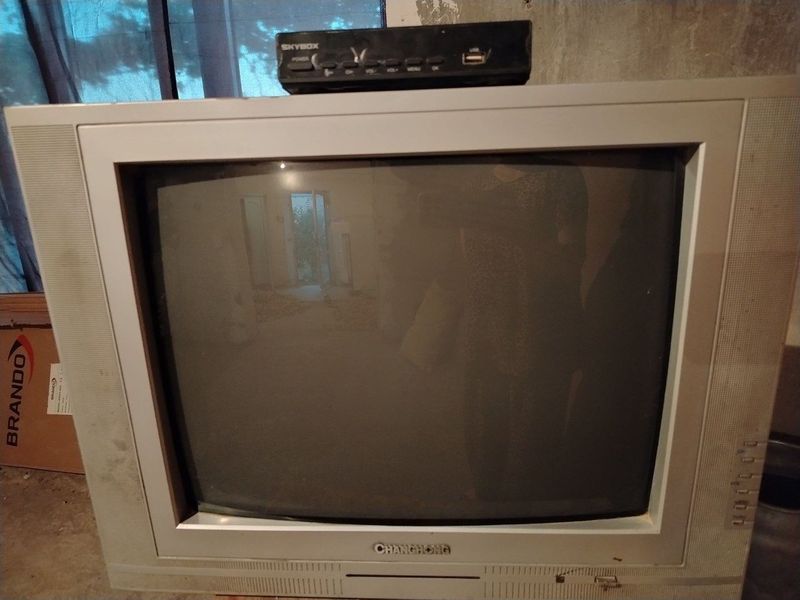 Televizor sotiladi