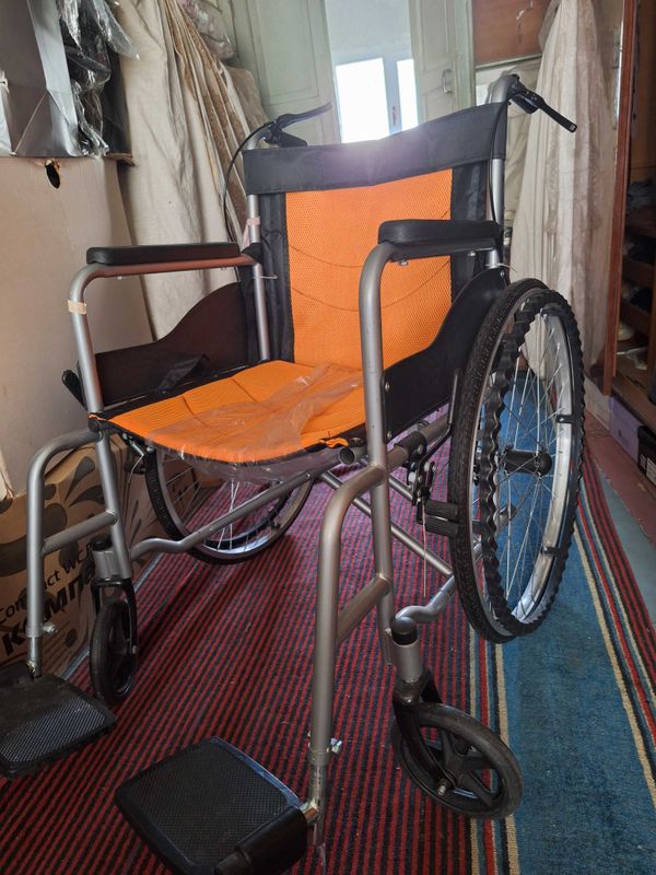 Invalidniy kolyaska i urna Invalidniy kolyaska i urna