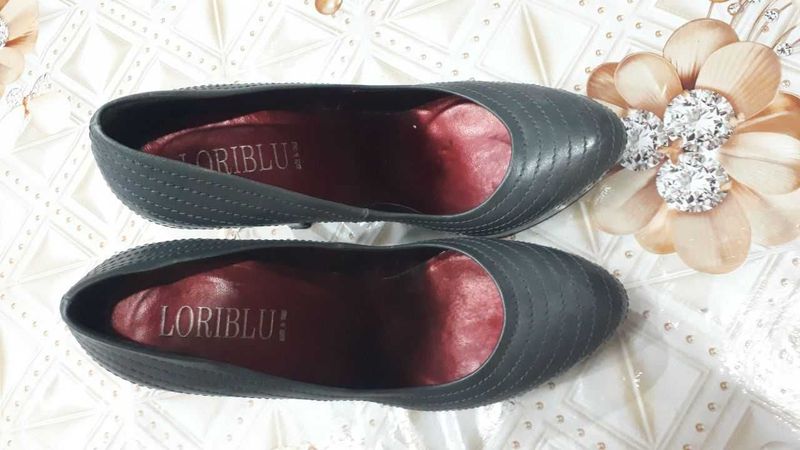 СРОЧНО ПРОДАЮТСЯ Женские туфли итальянской фирмы LORIBLU