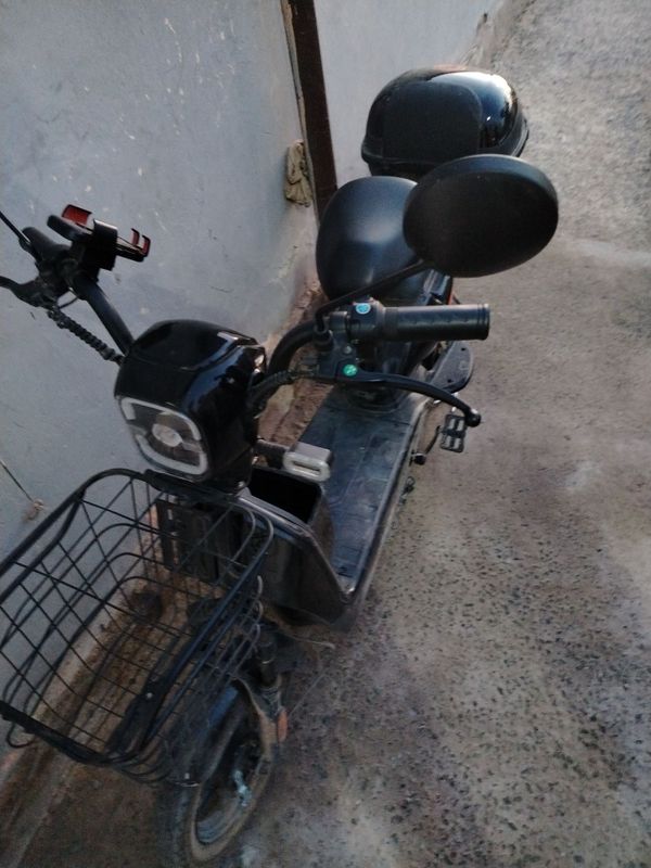 Skuter sotiladi. Skuter sotiladi.