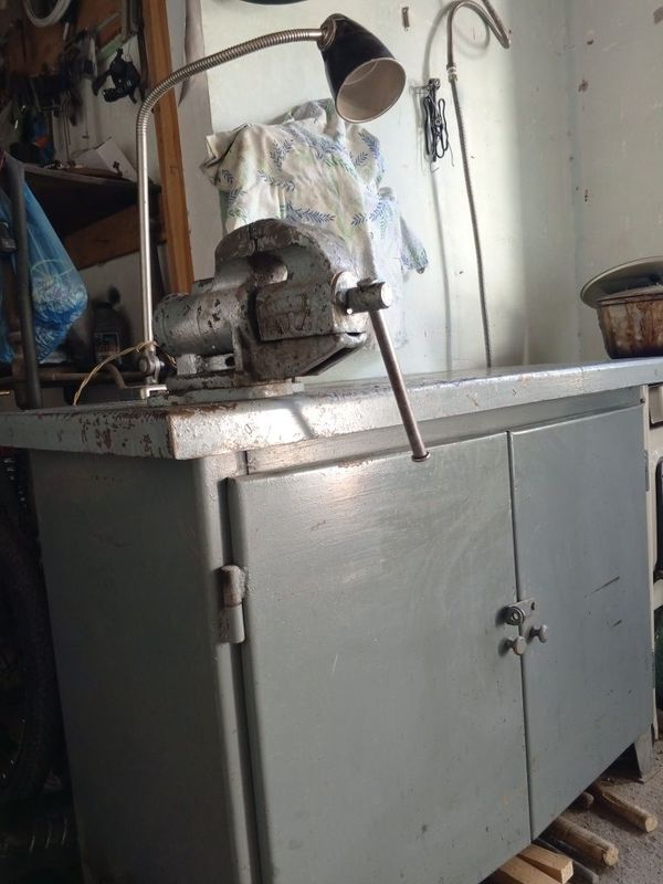 Железный стол с тисками