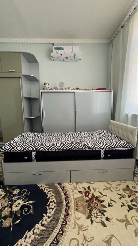 2 одиноковых кровата с нижними шкафчиками 2 одиноковых кровата с нижними шкафчиками