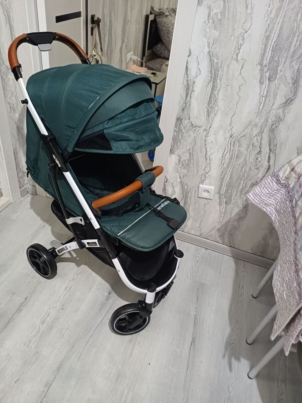 Продаётся фирменный чемодан коляска Benebaby Продаётся фирменный чемодан коляска Benebaby