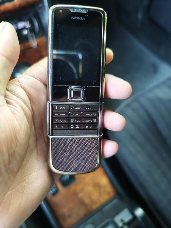 Nokia 8800 sotiladi Nokia 8800 sotiladi