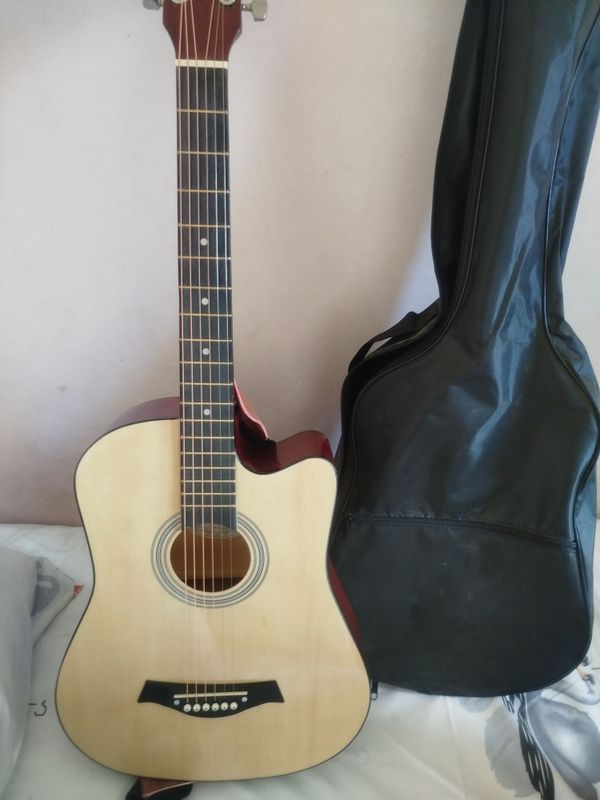 Gitara sotiladi xolati yaxshi Gitara sotiladi xolati yaxshi