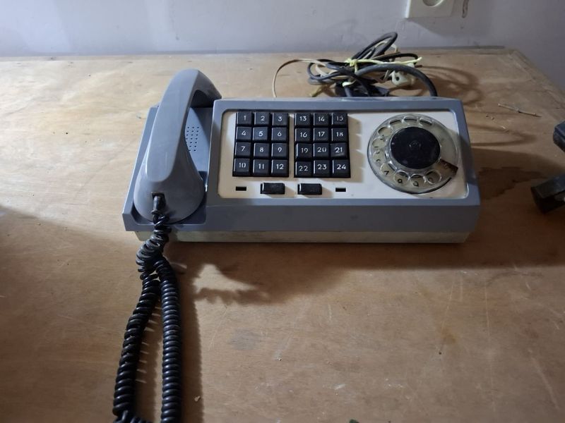 Qadimiy narsalarga qiziqadiganlar uchun shahar telefoni Qadimiy narsalarga qiziqadiganlar uchun shahar telefoni
